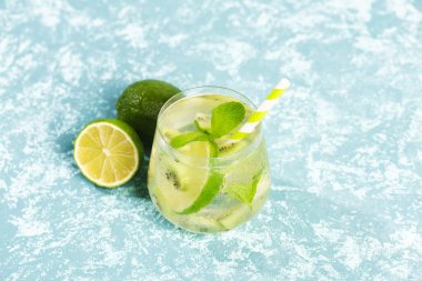 Bir bardak mojito kokteyli, limon, nane ve kivi.