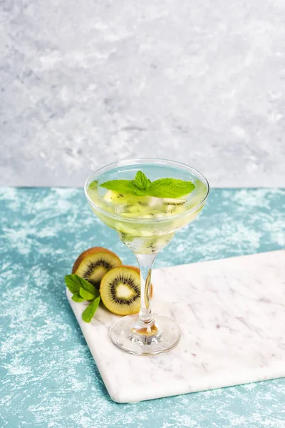 Et glas mojito cocktail med lime og mynte og kiwi - Stock-foto