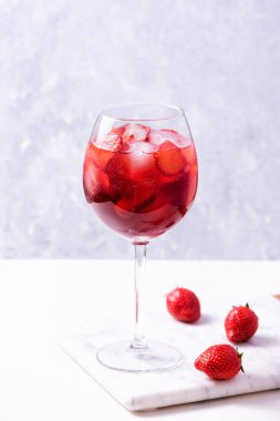 Şarap bardağı dolusu çilekli alkol aperol veya daiquiri kokteyli..