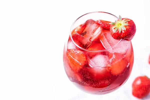 Copa de vino de alcohol de fresa aperol o cóctel daiquiri. — Foto de Stock