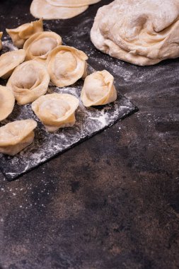 Geleneksel Rus ham pelmeni metal tepside.