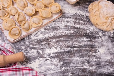 Geleneksel Rus ham pelmeni metal tepside.