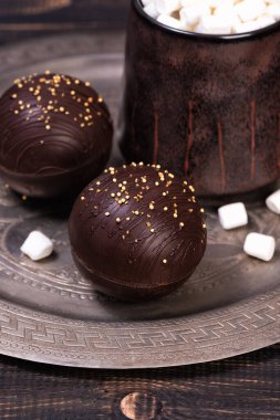 Şekerlemeli ve sütlü çikolata topu bombası.