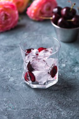 Soğuk vişneli, alkolsüz, buzlu içecek.