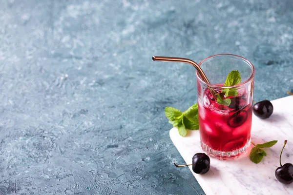 Bebida fría dulce de cereza sin alcohol con hielo — Foto de Stock