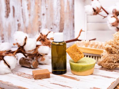 Sağlam organik şampuan çubukları ve bir şişe duş jeli..