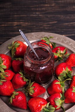 Metal bakır tepside bir kavanoz çilek reçeli