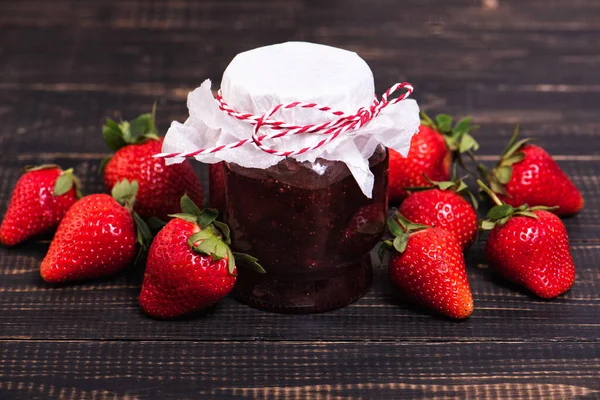 Potje aardbeienjam op houten rustieke plank. — Stockfoto