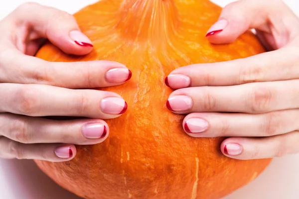 Weibliche Hände mit einer trendigen herbstlichen französischen Maniküre mit roten Spitzen — Stockfoto