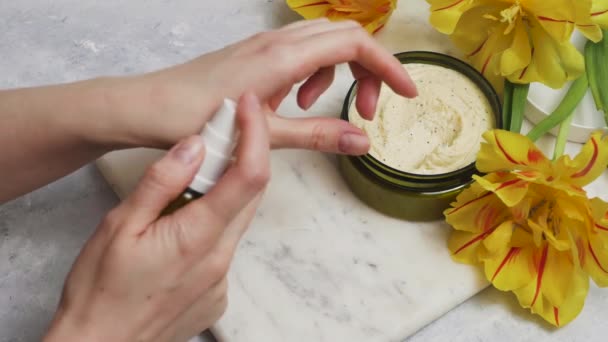 Cuidado de manos femenino, concepto de spa. Exfoliación corporal natural y flores — Vídeos de Stock