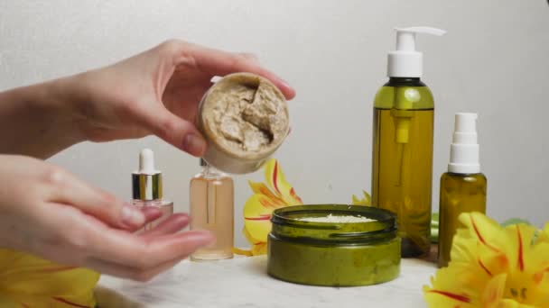 Cura delle mani femminili, concetto di spa. scrub corpo naturale e fiori — Video Stock