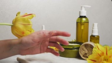 Kadın eli bakım, spa konsepti. Doğal vücut fırçası ve çiçekler.