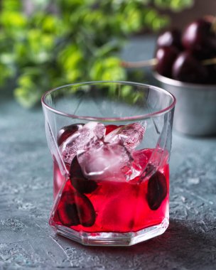 Soğuk vişneli, alkolsüz, buzlu içecek.