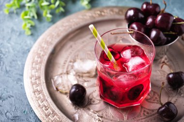 Soğuk vişneli, alkolsüz, buzlu içecek.