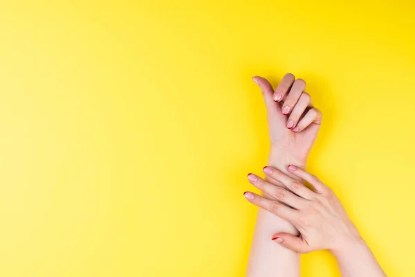 Mani femminili con una manicure francese autunno alla moda — Foto Stock