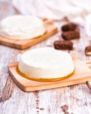 Tahta kırsal masada karamelli vanilyalı panna cotta