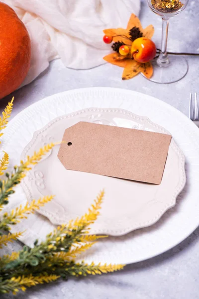 Jesienny stół z brązową kartką papieru rzemieślniczego — Zdjęcie stockowe
