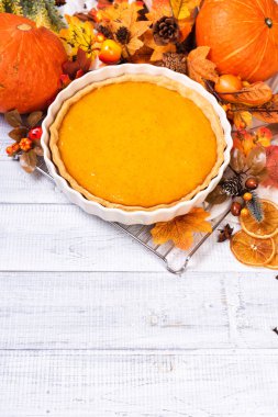 Tarçınlı ve cevizli ev yapımı baharatlı balkabağı turtası.