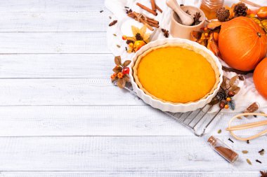 Tarçınlı ve cevizli ev yapımı baharatlı balkabağı turtası.