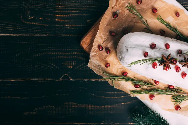 Torta di frutta natalizia con zucchero in polvere su tavola di legno. — Foto Stock