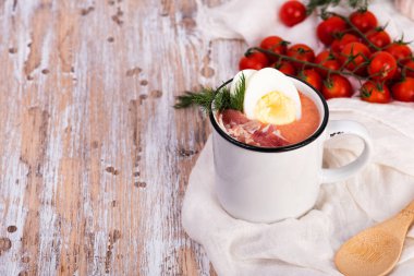 Jambonlu ve yumurtalı İspanyol salmorejo kremalı çorba.