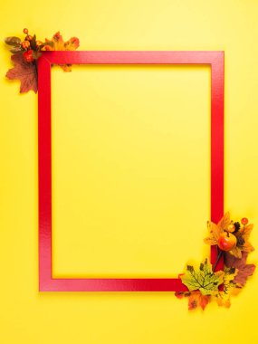 Kırmızı çerçeve ve dökülen yapraklarla sonbahar kompozisyonu