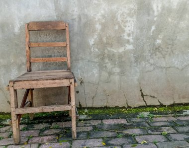 Evin önündeki eski sandalye.