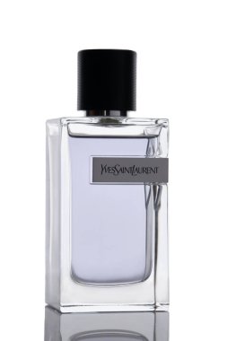 Riga, Letonya - 9 Haziran 2021: Beyaz arka planda Yves Saint Laurent eau de tuvalet 