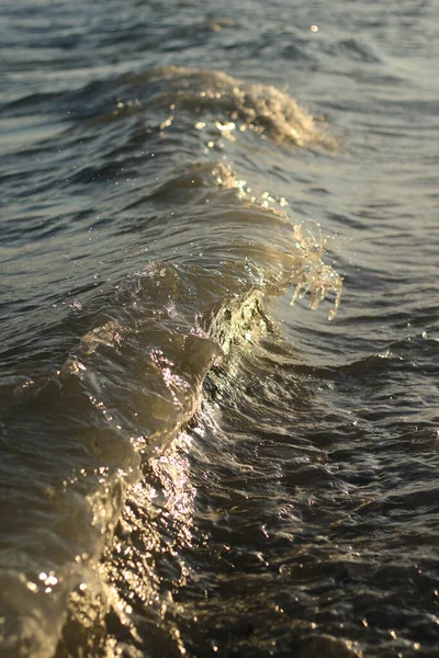Der Kamm Der Welle Schimmert Der Sonne Mit Einem Regenbogenschimmer — Stockfoto