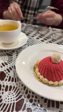 Tatlılar kafeterya vitrininde pasta ve keklerle sergileniyor