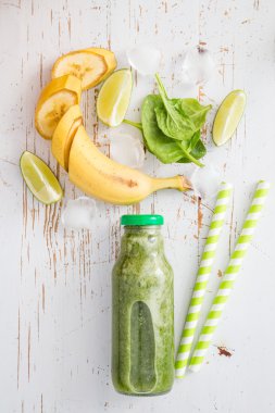 Rustik ahşap zemin üzerine yeşil smoothie