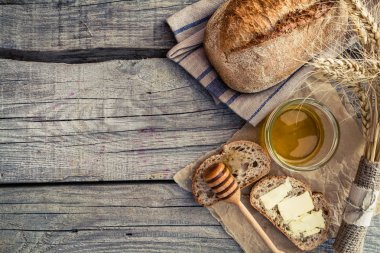 Dilimlenmiş ekmek, bal, buğday, rustik ahşap arka plan