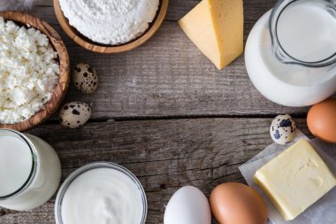 Rustik ahşap bacground üzerinde süt ürünleri yelpazesi