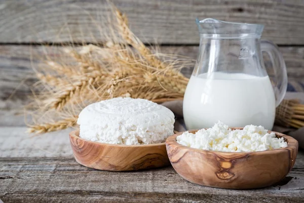 Auswahl an Milchprodukten auf rustikalem Holzspeck — Stockfoto