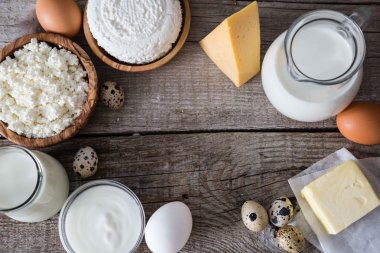 Rustik ahşap bacground üzerinde süt ürünleri yelpazesi