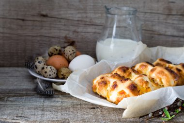 Paskalya yumurta rustik ahşap arka plan ile sıcak cross buns
