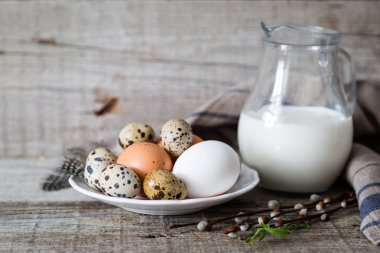 Rustik ahşap arka plan üzerinde fırın malzemeleri