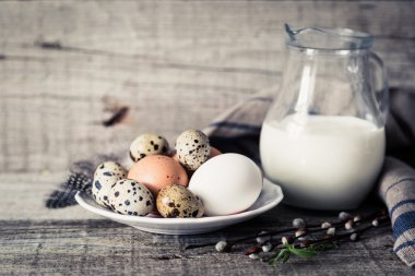 Rustik ahşap arka plan üzerinde fırın malzemeleri