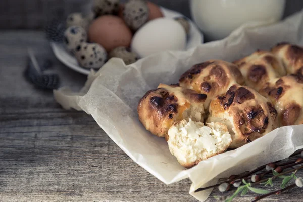 Easter hot cross buns with eggs rustic wood background — Stock Photo, Image