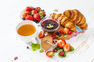 Kahvaltı - kruvasan çilek ile