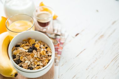 Kahvaltı - müsli ve meyve