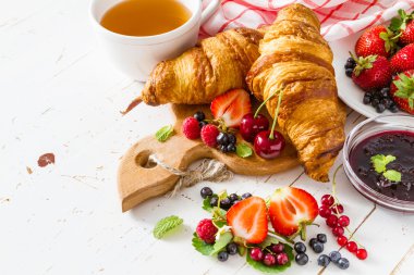 kruvasan çilek kahvaltı ile