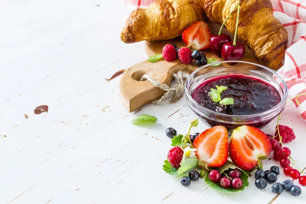 Frukost - croissanter med bär — Stockfoto