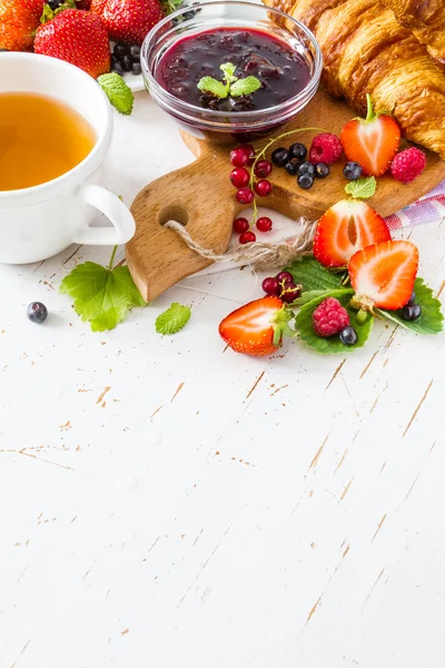 El desayuno - los cruasanes con las bayas — Foto de Stock