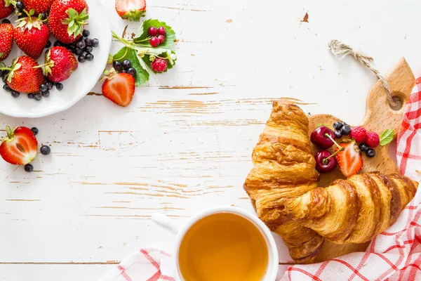 Frukost croissanter med bär — Stockfoto