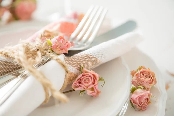 Mesa romântica com flores — Fotografia de Stock