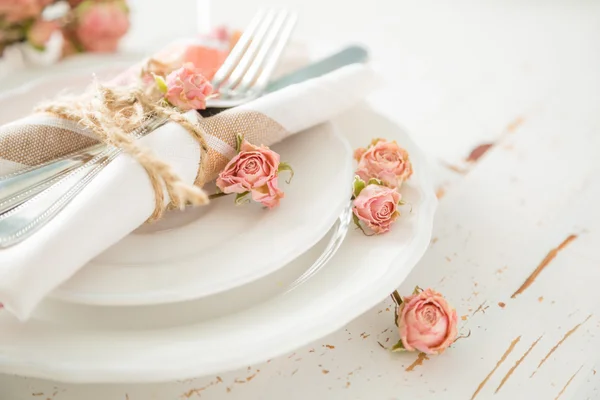 Romantické tabulka s květinami — Stock fotografie