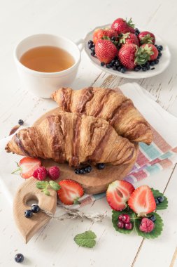 kruvasan kahvaltı çilek ile