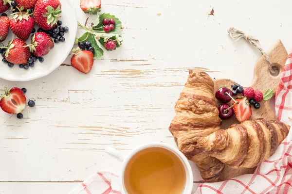 Croissanter till frukost med bär — Stockfoto