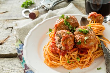 Köfte ve spagetti beyaz plaka üzerinde